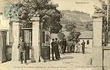 Remiremont. - Entrée de la Caserne d'Artillerie - Au Fond, le Parmont